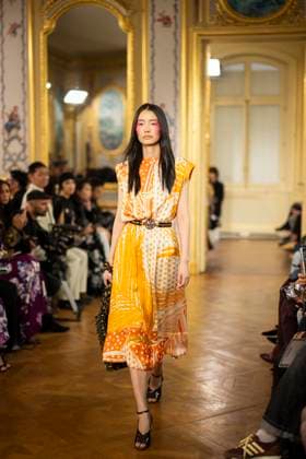 PFW - Leonard Paris A model presents a creation by Leonard Paris for the Women Ready-to-wear Spring-Summer 2026 collection as part of the Paris Fashion Week, in Paris on October 3, 2025. Photo by Eliot Blondet ABACAPRESS.COM Paris Ile-de-France France  Copyright: xBlondetxEliot ABACAx