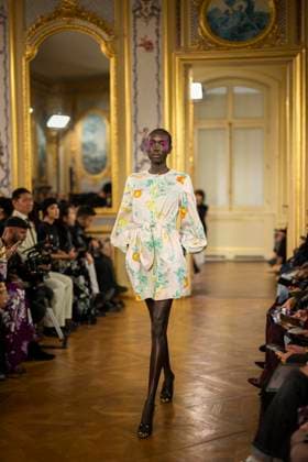 PFW - Leonard Paris A model presents a creation by Leonard Paris for the Women Ready-to-wear Spring-Summer 2026 collection as part of the Paris Fashion Week, in Paris on October 3, 2025. Photo by Eliot Blondet ABACAPRESS.COM Paris Ile-de-France France  Copyright: xBlondetxEliot ABACAx