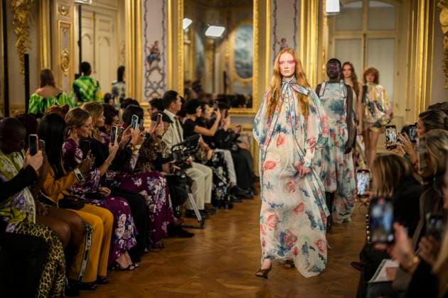 PFW - Leonard Paris A model presents a creation by Leonard Paris for the Women Ready-to-wear Spring-Summer 2026 collection as part of the Paris Fashion Week, in Paris on October 3, 2025. Photo by Eliot Blondet ABACAPRESS.COM Paris Ile-de-France France  Copyright: xBlondetxEliot ABACAx