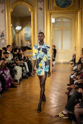 PFW - Leonard Paris A model presents a creation by Leonard Paris for the Women Ready-to-wear Spring-Summer 2026 collection as part of the Paris Fashion Week, in Paris on October 3, 2025. Photo by Eliot Blondet ABACAPRESS.COM Paris Ile-de-France France  Copyright: xBlondetxEliot ABACAx