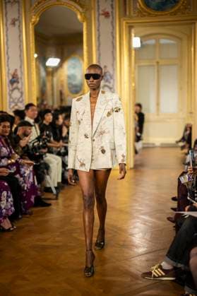 PFW - Leonard Paris A model presents a creation by Leonard Paris for the Women Ready-to-wear Spring-Summer 2026 collection as part of the Paris Fashion Week, in Paris on October 3, 2025. Photo by Eliot Blondet ABACAPRESS.COM Paris Ile-de-France France  Copyright: xBlondetxEliot ABACAx