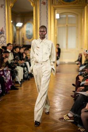PFW - Leonard Paris A model presents a creation by Leonard Paris for the Women Ready-to-wear Spring-Summer 2026 collection as part of the Paris Fashion Week, in Paris on October 3, 2025. Photo by Eliot Blondet ABACAPRESS.COM Paris Ile-de-France France  Copyright: xBlondetxEliot ABACAx