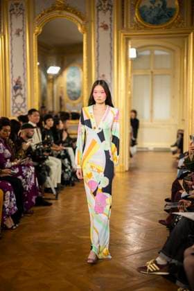 PFW - Leonard Paris A model presents a creation by Leonard Paris for the Women Ready-to-wear Spring-Summer 2026 collection as part of the Paris Fashion Week, in Paris on October 3, 2025. Photo by Eliot Blondet ABACAPRESS.COM Paris Ile-de-France France  Copyright: xBlondetxEliot ABACAx