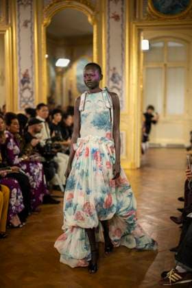 PFW - Leonard Paris A model presents a creation by Leonard Paris for the Women Ready-to-wear Spring-Summer 2026 collection as part of the Paris Fashion Week, in Paris on October 3, 2025. Photo by Eliot Blondet ABACAPRESS.COM Paris Ile-de-France France  Copyright: xBlondetxEliot ABACAx