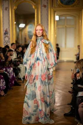 PFW - Leonard Paris A model presents a creation by Leonard Paris for the Women Ready-to-wear Spring-Summer 2026 collection as part of the Paris Fashion Week, in Paris on October 3, 2025. Photo by Eliot Blondet ABACAPRESS.COM Paris Ile-de-France France  Copyright: xBlondetxEliot ABACAx