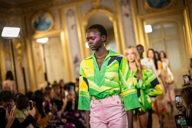 PFW - Leonard Paris A model presents a creation by Leonard Paris for the Women Ready-to-wear Spring-Summer 2026 collection as part of the Paris Fashion Week, in Paris on October 3, 2025. Photo by Eliot Blondet ABACAPRESS.COM Paris Ile-de-France France  Copyright: xBlondetxEliot ABACAx