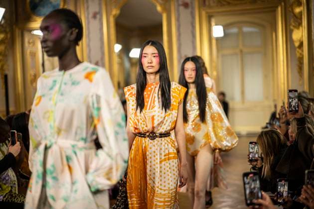 PFW - Leonard Paris A model presents a creation by Leonard Paris for the Women Ready-to-wear Spring-Summer 2026 collection as part of the Paris Fashion Week, in Paris on October 3, 2025. Photo by Eliot Blondet ABACAPRESS.COM Paris Ile-de-France France  Copyright: xBlondetxEliot ABACAx