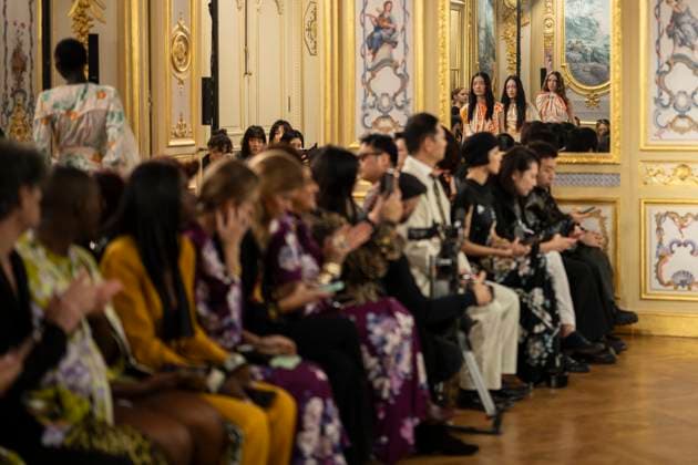 PFW - Leonard Paris A model presents a creation by Leonard Paris for the Women Ready-to-wear Spring-Summer 2026 collection as part of the Paris Fashion Week, in Paris on October 3, 2025. Photo by Eliot Blondet ABACAPRESS.COM Paris Ile-de-France France  Copyright: xBlondetxEliot ABACAx