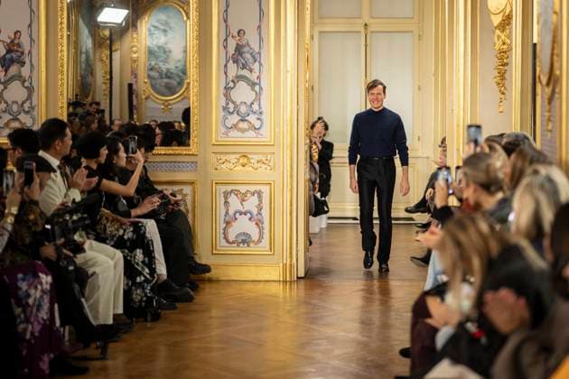 PFW - Leonard Paris German fashion designer Georg Lux acknowledges the audience at the of Leonard Paris fashion show for the Women Ready-to-wear Spring-Summer 2026 collection as part of the Paris Fashion Week, in Paris on October 3, 2025. Photo by Eliot Blondet ABACAPRESS.COM Paris Ile-de-France France  Copyright: xBlondetxEliot ABACAx