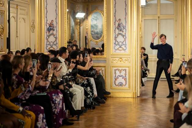 PFW - Leonard Paris German fashion designer Georg Lux acknowledges the audience at the of Leonard Paris fashion show for the Women Ready-to-wear Spring-Summer 2026 collection as part of the Paris Fashion Week, in Paris on October 3, 2025. Photo by Eliot Blondet ABACAPRESS.COM Paris Ile-de-France France  Copyright: xBlondetxEliot ABACAx