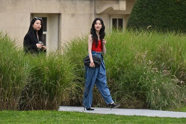 PFW Loewe Outside Arrivals Chen Duling arriving at Loewe show during Paris Fashion Week in Paris, France on October 3, 2025. Photo by Julien Reynaud APS-Medias ABACAPRESS.COM Paris France  Copyright: xReynaudxJulien APS-Medias ABACAx
