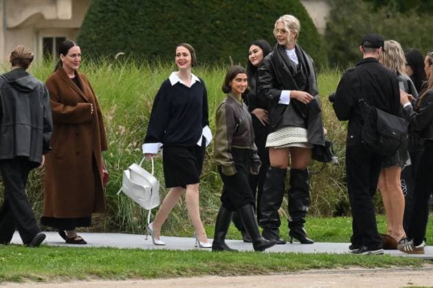 PFW Loewe Outside Arrivals Sarah Paulson arriving at Loewe show during Paris Fashion Week in Paris, France on October 3, 2025. Photo by Julien Reynaud APS-Medias ABACAPRESS.COM Paris France  Copyright: xReynaudxJulien APS-Medias ABACAx