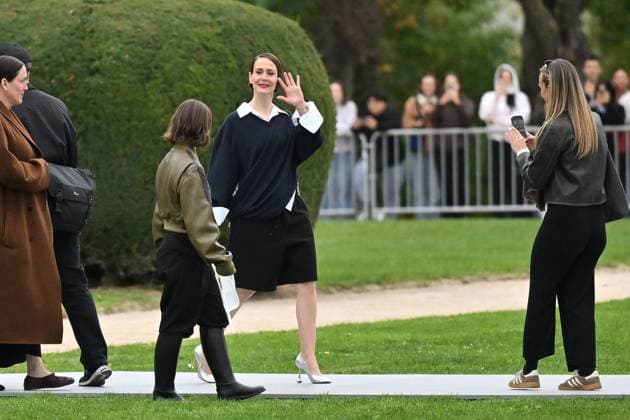 PFW Loewe Outside Arrivals Sarah Paulson arriving at Loewe show during Paris Fashion Week in Paris, France on October 3, 2025. Photo by Julien Reynaud APS-Medias ABACAPRESS.COM Paris France  Copyright: xReynaudxJulien APS-Medias ABACAx