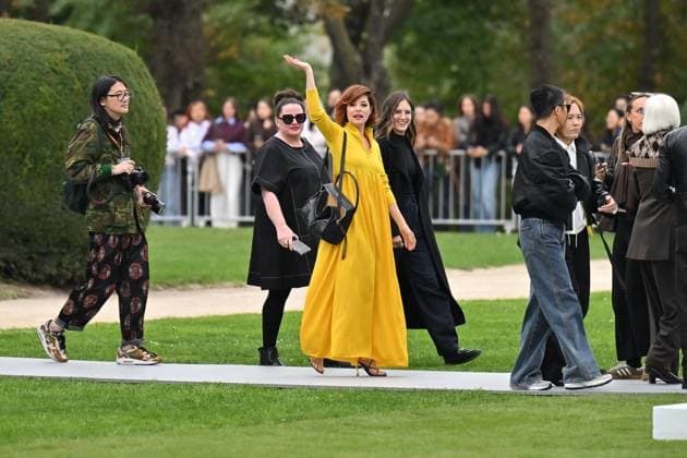 PFW Loewe Outside Arrivals Parker Posey arriving at Loewe show during Paris Fashion Week in Paris, France on October 3, 2025. Photo by Julien Reynaud APS-Medias ABACAPRESS.COM Paris France  Copyright: xReynaudxJulien APS-Medias ABACAx