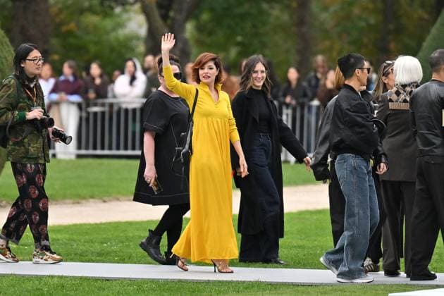 PFW Loewe Outside Arrivals Parker Posey arriving at Loewe show during Paris Fashion Week in Paris, France on October 3, 2025. Photo by Julien Reynaud APS-Medias ABACAPRESS.COM Paris France  Copyright: xReynaudxJulien APS-Medias ABACAx