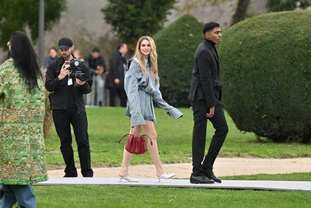 PFW Loewe Outside Arrivals Adele Castillon arriving at Loewe show during Paris Fashion Week in Paris, France on October 3, 2025. Photo by Julien Reynaud APS-Medias ABACAPRESS.COM Paris France  Copyright: xReynaudxJulien APS-Medias ABACAx