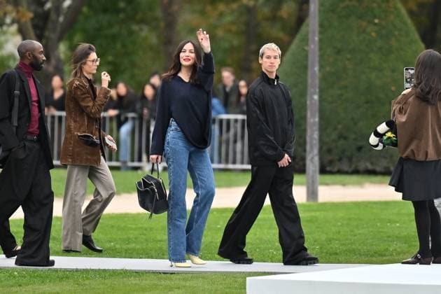 PFW Loewe Outside Arrivals Liv Tyler arriving at Loewe show during Paris Fashion Week in Paris, France on October 3, 2025. Photo by Julien Reynaud APS-Medias ABACAPRESS.COM Paris France  Copyright: xReynaudxJulien APS-Medias ABACAx