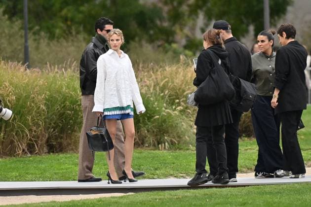 PFW Loewe Outside Arrivals Guest arriving at Loewe show during Paris Fashion Week in Paris, France on October 3, 2025. Photo by Julien Reynaud APS-Medias ABACAPRESS.COM Paris France  Copyright: xReynaudxJulien APS-Medias ABACAx