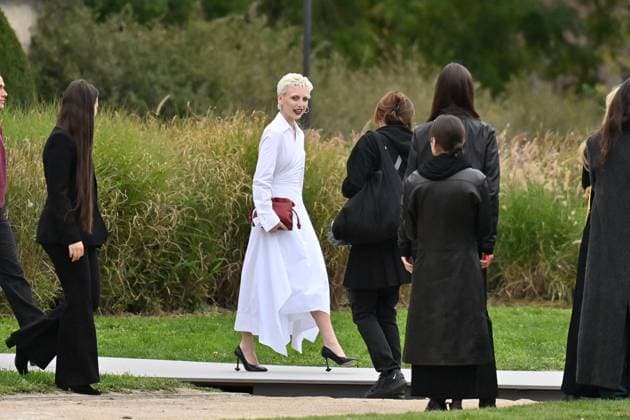 PFW Loewe Outside Arrivals Emma Chamberlain arriving at Loewe show during Paris Fashion Week in Paris, France on October 3, 2025. Photo by Julien Reynaud APS-Medias ABACAPRESS.COM Paris France  Copyright: xReynaudxJulien APS-Medias ABACAx