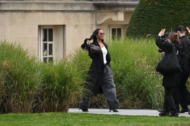 PFW Loewe Outside Arrivals Solange Knowles arriving at Loewe show during Paris Fashion Week in Paris, France on October 3, 2025. Photo by Julien Reynaud APS-Medias ABACAPRESS.COM Paris France  Copyright: xReynaudxJulien APS-Medias ABACAx