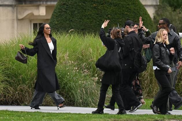 PFW Loewe Outside Arrivals Solange Knowles arriving at Loewe show during Paris Fashion Week in Paris, France on October 3, 2025. Photo by Julien Reynaud APS-Medias ABACAPRESS.COM Paris France  Copyright: xReynaudxJulien APS-Medias ABACAx