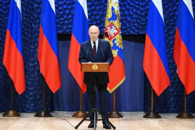 Russia Putin State Awards Presentation 9018846 03.10.2025 Russian President Vladimir Putin speaks during a ceremony to present state awards to mentors and teachers of military personnel, participants in the special military operation, at the new Sirius Concert and Theatre Centre of the Sirius Federal Territory, Krasnodar Region, Russia. Grigory Sysoev Sputnik Federal territory Sirius Russia  Copyright: xGrigoryxSysoevx