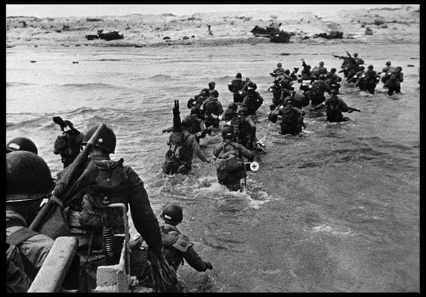 Debarquement en Normandie du 6 juin 1944 (Jour J ou D Day) : debarquement d une compagnie medicale sur la plage de Utah Beach. Photographie prise autour du 6 juin 1944. RECORD DATE NOT STATED *** Normandy landings, June 6, 1944 D-Day landing of a medical company on Utah Beach Photograph taken around June 6, 1944 RECORD DATE NOT STATED  Copyright: x usis-dite opale.photox