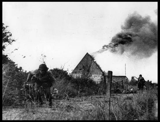 Debarquement en Normandie du 6 juin 1944 (Jour J ou D Day) : juste derriere les plages du debarquement, ces soldats americains viennent de faire sauter un depot de munitions allemand. Cotentin, photographie prise vers le 7 juin 1944. RECORD DATE NOT STATED *** Normandy D-Day, June 6, 1944 Just behind the landing beaches, these American soldiers have just blown up a German ammunition dump in the Cotentin region, photograph taken around June 7, 1944 RECORD DATE NOT STATED  Copyright: x usis-dite opale.photox
