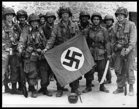 Debarquement en Normandie du 6 juin 1944 (Jour J ou D Day) : groupe de parachutistes de la 101 US Airborne Division americaine posant avec un fanion nazi apres la prise de la ferme Marmion dans le Calvados. Photographie du 6 juin 1944. RECORD DATE NOT STATED *** Normandy landing on June 6, 1944 D-Day group of paratroopers from the 101 US Airborne Division posing with a Nazi pennant after the capture of the Marmion farm in Calvados Photograph of June 6, 1944 RECORD DATE NOT STATED  Copyright: x usis-dite opale.photox