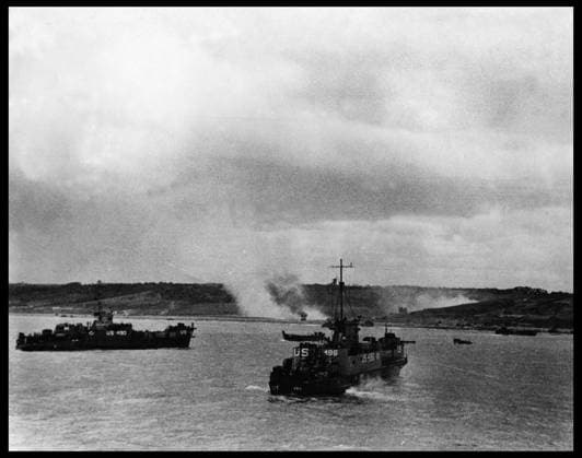 Debarquement en Normandie du 6 juin 1944 (Jour J ou D Day) : les LCI (L)-490 et LCI (L)-496 allies approchent de la plage d Omaha Beach en Normandie. Photographie du 6 juin 1944. RECORD DATE NOT STATED *** Normandy Landings, June 6, 1944 D-Day the Allies LCI L 490 and LCI L 496 approach Omaha Beach, Normandy Photograph of June 6, 1944 RECORD DATE NOT STATED  Copyright: x usis-dite opale.photox