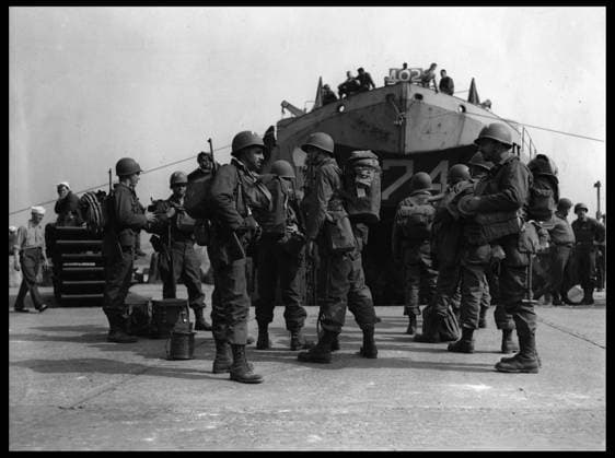 Preparation du debarquement en Normandie du 6 juin 1944 (Jour J ou D Day) : un groupe de soldats americains d une troupe d assaut du Signal Corps attend d embarquer lors des preparatifs du debarquement. Grande Bretagne, photographie fin 1944. RECORD DATE NOT STATED *** Preparations for the Normandy landings on June 6, 1944 D-Day a group of American soldiers from a Signal Corps assault troop wait to embark during preparations for the landings Great Britain, photograph late 1944 RECORD DATE NOT STATED  Copyright: x usis-dite opale.photox