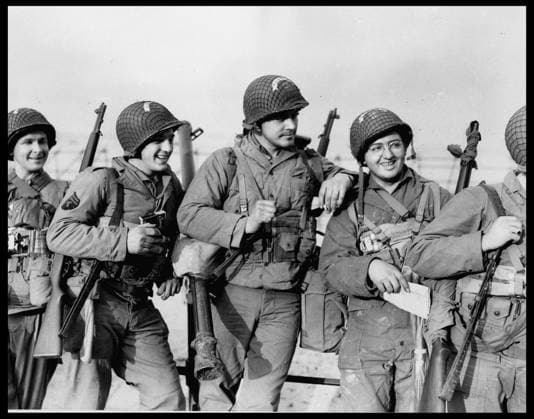Preparation du debarquement en Normandie du 6 juin 1944 (Jour J ou D Day) : des soldats americains attendent de monter dans les embarcations qui vont les emmener sur les plages normandes. Grande Bretagne, photographie du 4 ou 5 juin 1944. RECORD DATE NOT STATED *** Preparation for the Normandy landings on June 6, 1944 D-Day American soldiers wait to board the boats that will take them to the Normandy beaches Great Britain, photograph of June 4 or 5, 1944 RECORD DATE NOT STATED  Copyright: x usis-dite opale.photox