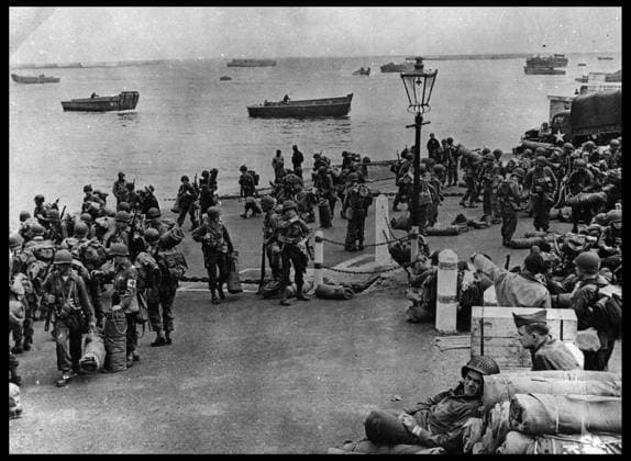 Preparation du debarquement en Normandie du 6 juin 1944 (Jour J ou D Day) : les troupes americaines se preparent a embarquer pour les plages de Normandie. Grande Bretagne, photographie du 5 juin 1944. RECORD DATE NOT STATED *** Preparation for the Normandy landings on June 6, 1944 D-Day American troops prepare to embark for the beaches of Normandy Great Britain, photograph of June 5, 1944 RECORD DATE NOT STATED  Copyright: x usis-dite opale.photox