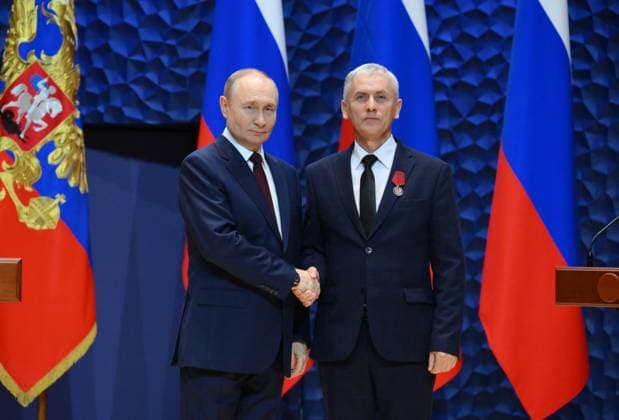 Russia Putin State Awards Presentation 9018831 03.10.2025 Russian President Vladimir Putin awards awards the Order for Merit to the Fatherland 2nd class to teacher at the Ilyinskaya secondary school named Hero of the Soviet Union Vitaly Korolyov, Oleg Plesovskikh from Tyumen region during a ceremony to present state decorations to mentors and teachers of military personnel, participants in the Russia s special military operation in Ukraine, at the newly opened Sirius Concert Centre of the Sirius Federal Territory, Krasnodar Region, Russia. Grigory Sysoev Sputnik Federal territory Sirius Russia  Copyright: xGrigoryxSysoevx