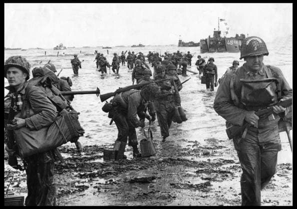 Debarquement en Normandie du 6 juin 1944 (Jour J ou D Day) : des renforts americains debarquent du LCT-538 sur la plage d Omaha Beach. Parmi ces troupes, des sapeurs de la 5th Engineer Special Brigade reconnaissables aux marques sur leurs casques. Normandie, France, 6 juin 1944. Photographie RECORD DATE NOT STATED *** Normandy landings, June 6, 1944 D-Day American reinforcements disembark from LCT 538 on Omaha Beach Among these troops are sappers from the 5th Engineer Special Brigade, recognizable by the markings on their helmets Normandy, France, June 6, 1944 Photograph RECORD DATE NOT STATED  Copyright: x usis-dite opale.photox