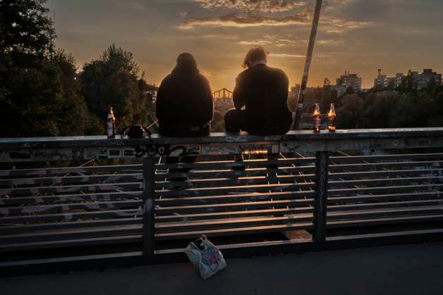 Schwedter Steg Deutschland, Berlin, 14.09.2025, Schwedter Steg, zwei Männer auf dem Geländer, Â *** Schwedter Steg Germany, Berlin, 14 09 2025, Schwedter Steg, two men on the railing, Â