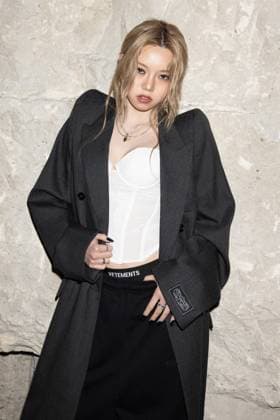 Bailey Sok at the arrivals of the VETEMENTS fashion show Prêt à Porter Womens Collection Spring Summer 2026 during the Paris Fashion Week PFW , at 22 Avenue des Champs Élysées in Paris, France, on October 03, 2025 Jeremy Melloul Bestimage Arrivals VETEMENTS fashion show as part of Spring Summer 2026 Paris Fashion Week on October 03, 2025 in Paris, France Paris France  Copyright: xJeremyxMelloulx xBestimagexJeremyxMelloulx xBestimagex