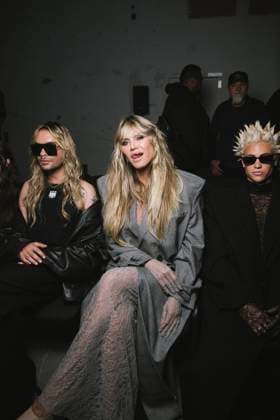 Bill Kaulitz and Heidi Klum at the Front Row of the VETEMENTS Womens Collection Prêt à Porter Spring Summer 2026 show at Paris Fashion Week PFW , 22 Avenue des Champs Élysées in Paris, France, October 03, 2025 Sam Delpech Bestimage Front Row VETEMENTS fashion show as part of Spring Summer 2026 Paris Fashion Week on October 03, 2025 in Paris France Paris France  Copyright: xSamxDelpechx xBestimagexSamxDelpechx xBestimagex