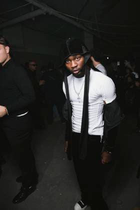 Omah Lay au Front Row du défilé VETEMENTS Collection Femme Prêt à Porter Printemps Eté 2026 lors de la Fashion Week de Paris PFW , au 22 Avenue des Champs Élysées à Paris, France, le 3 octobre 2025 Sam Delpech Bestimage Front Row VETEMENTS fashion show as part of Spring Summer 2026 Paris Fashion Week on October 03, 2025 in Paris, France Paris France  Copyright: xSamxDelpechx xBestimagexSamxDelpechx xBestimagex