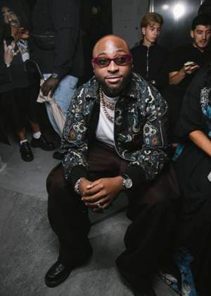 Davido au Front Row du défilé VETEMENTS Collection Femme Prêt à Porter Printemps Eté 2026 lors de la Fashion Week de Paris PFW , au 22 Avenue des Champs Élysées à Paris, France, le 3 octobre 2025 Sam Delpech Bestimage Front Row VETEMENTS fashion show as part of Spring Summer 2026 Paris Fashion Week on October 03, 2025 in Paris, France Paris France  Copyright: xSamxDelpechx xBestimagexSamxDelpechx xBestimagex