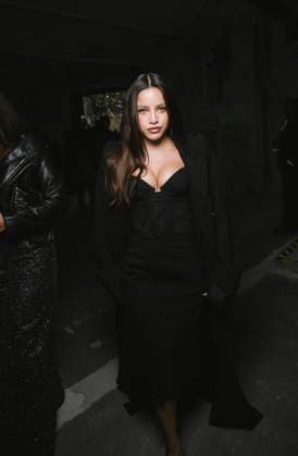 Emilia Mernes at the Front Row of the VETEMENTS Womens Collection Prêt à Porter Printemps Eté 2026 show at Paris Fashion Week PFW , 22 Avenue des Champs Élysées in Paris, France, October 03, 2025 Sam Delpech Bestimage Front Row VETEMENTS fashion show as part of Spring Summer 2026 Paris Fashion Week on October 03, 2025 in Paris, France Paris France  Copyright: xSamxDelpechx xBestimagexSamxDelpechx xBestimagex