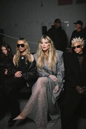 Leny Klum, Bill Kaulitz et Heidi Klum au Front Row du défilé VETEMENTS Collection Femme Prêt à Porter Printemps Eté 2026 lors de la Fashion Week de Paris PFW , au 22 Avenue des Champs Élysées à Paris, France, le 3 octobre 2025 Sam Delpech Bestimage Front Row VETEMENTS fashion show as part of Spring Summer 2026 Paris Fashion Week on October 03, 2025 in Paris France Paris France  Copyright: xSamxDelpechx xBestimagexSamxDelpechx xBestimagex