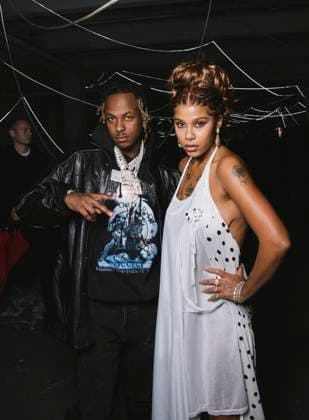 Rich the Kid et Tokischaé au Front Row du défilé VETEMENTS Collection Femme Prêt à Porter Printemps Eté 2026 lors de la Fashion Week de Paris PFW , au 22 Avenue des Champs Élysées à Paris, France, le 3 octobre 2025 Sam Delpech Bestimage Front Row VETEMENTS fashion show as part of Spring Summer 2026 Paris Fashion Week on October 03, 2025 in Paris France Paris France  Copyright: xSamxDelpechx xBestimagexSamxDelpechx xBestimagex