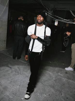 Omah Lay au Front Row du défilé VETEMENTS Collection Femme Prêt à Porter Printemps Eté 2026 lors de la Fashion Week de Paris PFW , au 22 Avenue des Champs Élysées à Paris, France, le 3 octobre 2025 Sam Delpech Bestimage Front Row VETEMENTS fashion show as part of Spring Summer 2026 Paris Fashion Week on October 03, 2025 in Paris, France Paris France  Copyright: xSamxDelpechx xBestimagexSamxDelpechx xBestimagex