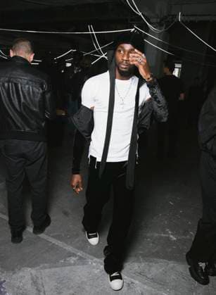 Omah Lay au Front Row du défilé VETEMENTS Collection Femme Prêt à Porter Printemps Eté 2026 lors de la Fashion Week de Paris PFW , au 22 Avenue des Champs Élysées à Paris, France, le 3 octobre 2025 Sam Delpech Bestimage Front Row VETEMENTS fashion show as part of Spring Summer 2026 Paris Fashion Week on October 03, 2025 in Paris, France Paris France  Copyright: xSamxDelpechx xBestimagexSamxDelpechx xBestimagex