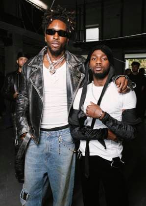 Saint Jhn et Omah Lay au Front Row du défilé VETEMENTS Collection Femme Prêt à Porter Printemps Eté 2026 lors de la Fashion Week de Paris PFW , au 22 Avenue des Champs Élysées à Paris, France, le 3 octobre 2025 Sam Delpech Bestimage Front Row VETEMENTS fashion show as part of Spring Summer 2026 Paris Fashion Week on October 03, 2025 in Paris France Paris France  Copyright: xSamxDelpechx xBestimagexSamxDelpechx xBestimagex