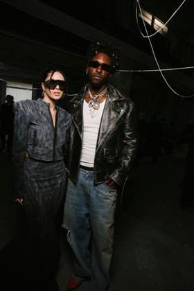 Guest et Saint Jhn au Front Row du défilé VETEMENTS Collection Femme Prêt à Porter Printemps Eté 2026 lors de la Fashion Week de Paris PFW , au 22 Avenue des Champs Élysées à Paris, France, le 3 octobre 2025 Sam Delpech Bestimage Front Row VETEMENTS fashion show as part of Spring Summer 2026 Paris Fashion Week on October 03, 2025 in Paris, France Paris France  Copyright: xSamxDelpechx xBestimagexSamxDelpechx xBestimagex