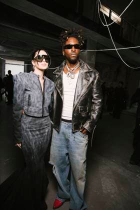 Guest et Saint Jhn au Front Row du défilé VETEMENTS Collection Femme Prêt à Porter Printemps Eté 2026 lors de la Fashion Week de Paris PFW , au 22 Avenue des Champs Élysées à Paris, France, le 3 octobre 2025 Sam Delpech Bestimage Front Row VETEMENTS fashion show as part of Spring Summer 2026 Paris Fashion Week on October 03, 2025 in Paris, France Paris France  Copyright: xSamxDelpechx xBestimagexSamxDelpechx xBestimagex