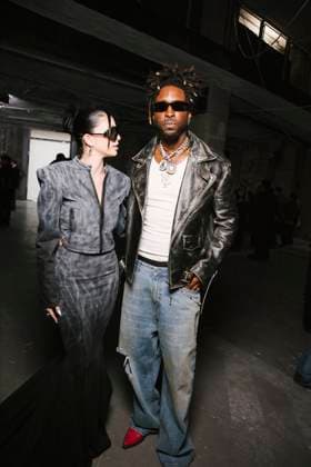 Guest et Saint Jhn au Front Row du défilé VETEMENTS Collection Femme Prêt à Porter Printemps Eté 2026 lors de la Fashion Week de Paris PFW , au 22 Avenue des Champs Élysées à Paris, France, le 3 octobre 2025 Sam Delpech Bestimage Front Row VETEMENTS fashion show as part of Spring Summer 2026 Paris Fashion Week on October 03, 2025 in Paris, France Paris France  Copyright: xSamxDelpechx xBestimagexSamxDelpechx xBestimagex