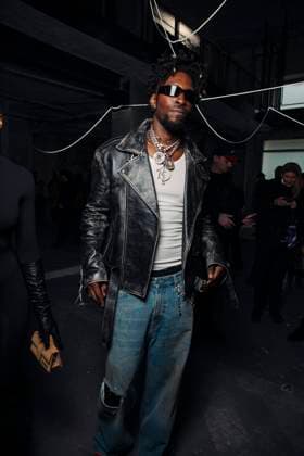 Saint Jhn au Front Row du défilé VETEMENTS Collection Femme Prêt à Porter Printemps Eté 2026 lors de la Fashion Week de Paris PFW , au 22 Avenue des Champs Élysées à Paris, France, le 3 octobre 2025 Sam Delpech Bestimage Front Row VETEMENTS fashion show as part of Spring Summer 2026 Paris Fashion Week on October 03, 2025 in Paris, France Paris France  Copyright: xSamxDelpechx xBestimagexSamxDelpechx xBestimagex